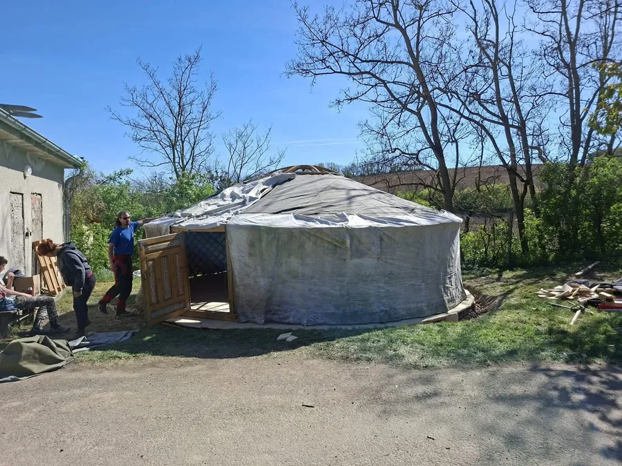 Stavba jurty na školní farmě